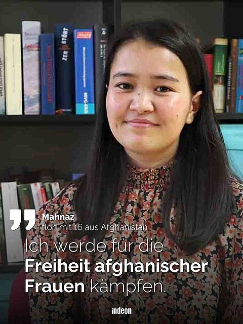 Eine Textkachel. Zu sehen ist die junge Afghanin Mahnaz. Sie trägt dunkle, Schulterlange Haare und blickt direkt in die Kamera. Es ist das Zitat zu lesen: Ich werde für die Freiheit afghanischer Frauen kämpfenn