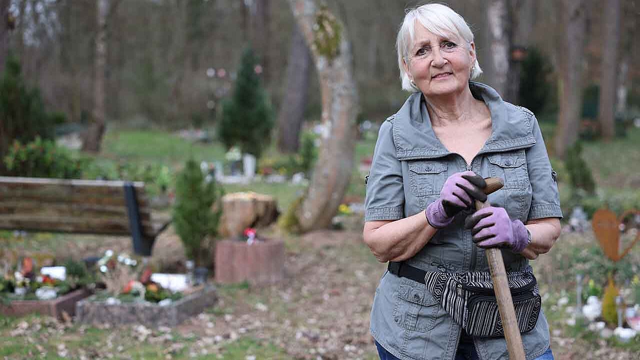 Gina Derrant auf ihrem Tierfriedhof
