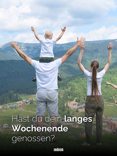 Eine Familie in den Bergen vor einem Panorama, die Hände in die Luft gereckt. Zwei Erwachsene, zwei Kinder. Dazu die Frage: hast du dein langes Wochenende genossen?