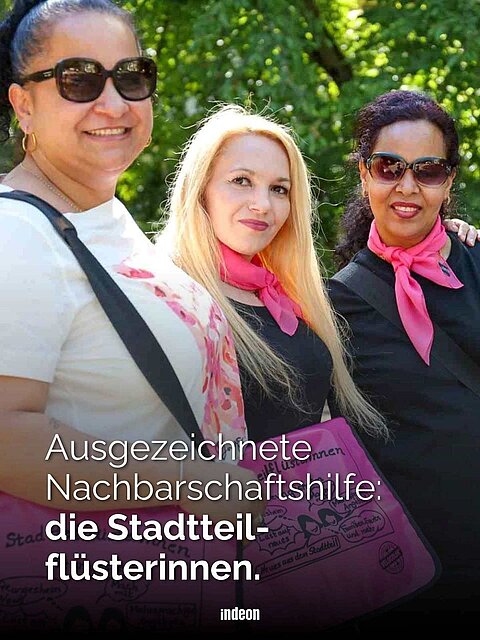 Drei lächelnde Frauen mit pinken Tüchern und Taschen, Text darüber: „Ausgezeichnete Nachbarschaftshilfe: die Stadtteilflüsterinnen.“