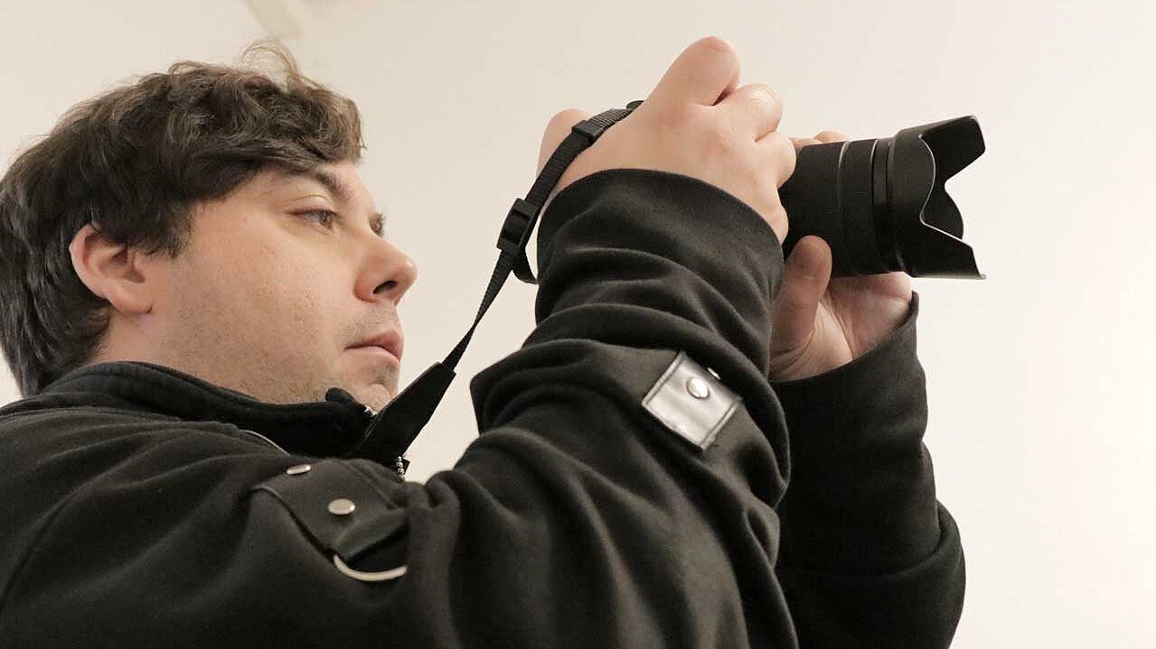 Fokussiert und routiniert: Sebastian fotografiert und filmt.