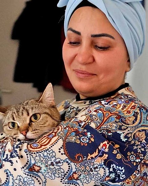 Ilham lebt mit ihren drei Kindern und Katze nach ihrer Flucht in Deutschland. 