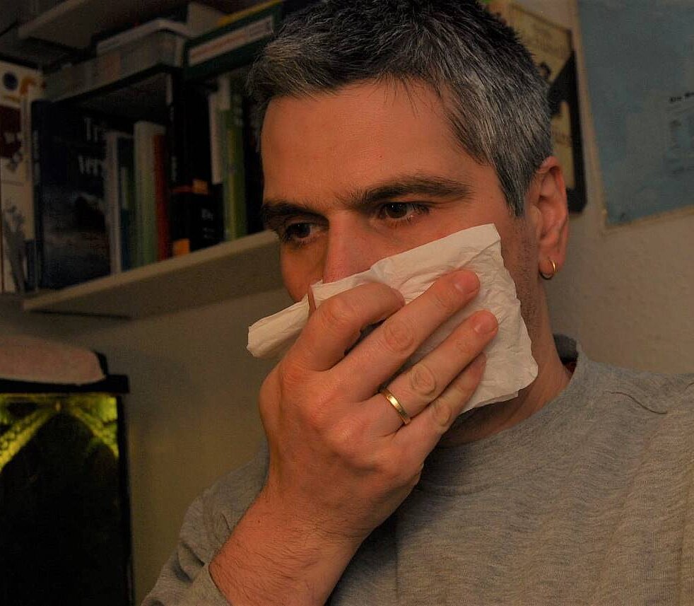 Unser Redakteur Nils putzt sich die Nase.
