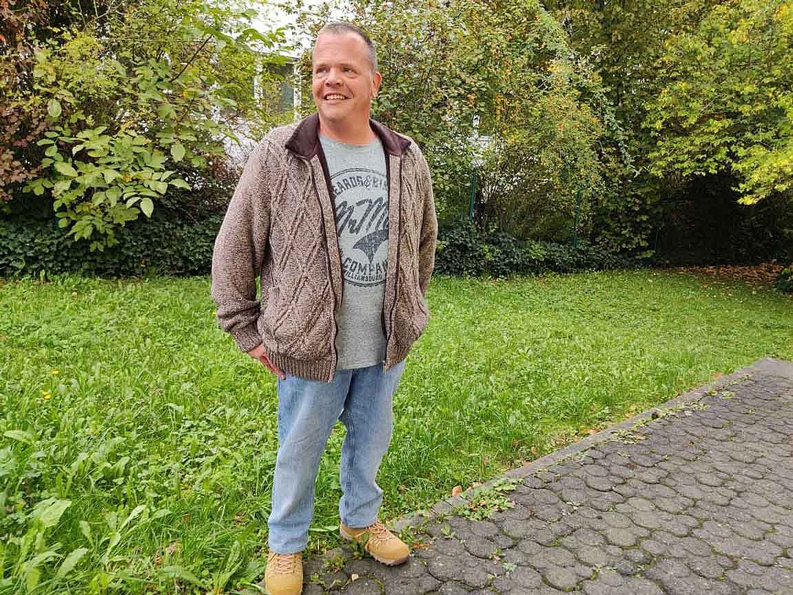 Carsten Ackva ist Sozialarbeiter und Teamleiter in der Gemeindepsychiatrie in Hofheim, steht draußen, im Grünen.