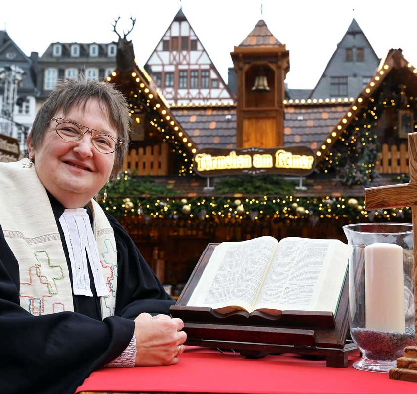 Schaustellerpfarrerin Christine Beutler-Lotz auf dem Frankfurter Weihnachtsmarkt mit ihrem mobilen Altar.