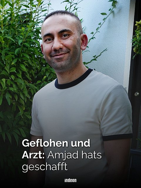 Amjad lächelt in die Kamera. Er war geflohen und hat es geschafft. Er arbeitet in Deutschland als Arzt im Krankenhaus.