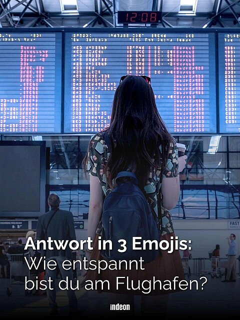 Junge Frau mit Rucksack blickt auf große Abflugtafel im Flughafen, Text: „Antwort in 3 Emojis: Wie entspannt bist du am Flughafen?“