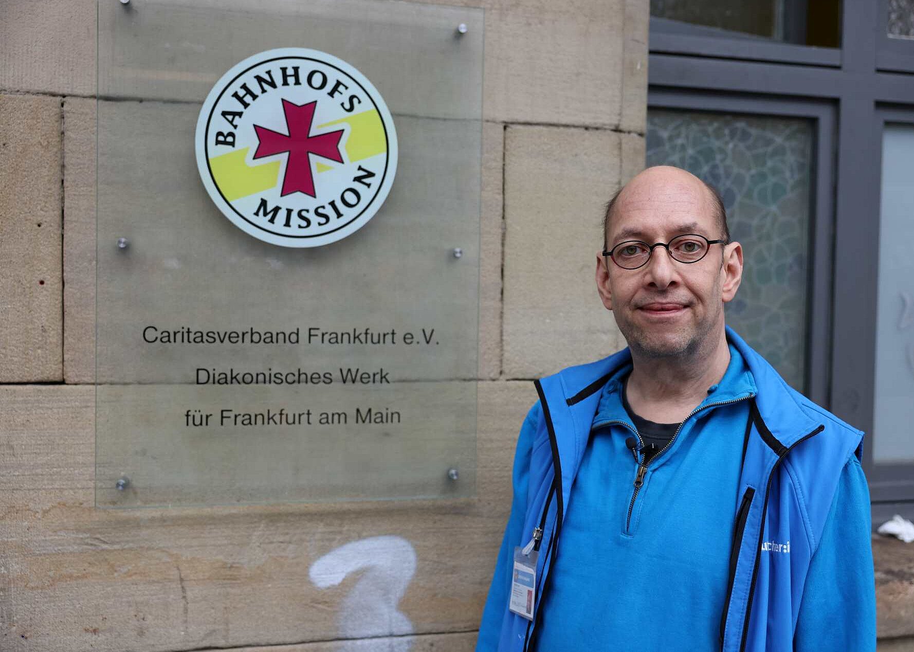 Leif Murawski vor der Frankfurter Bahnhofsmission