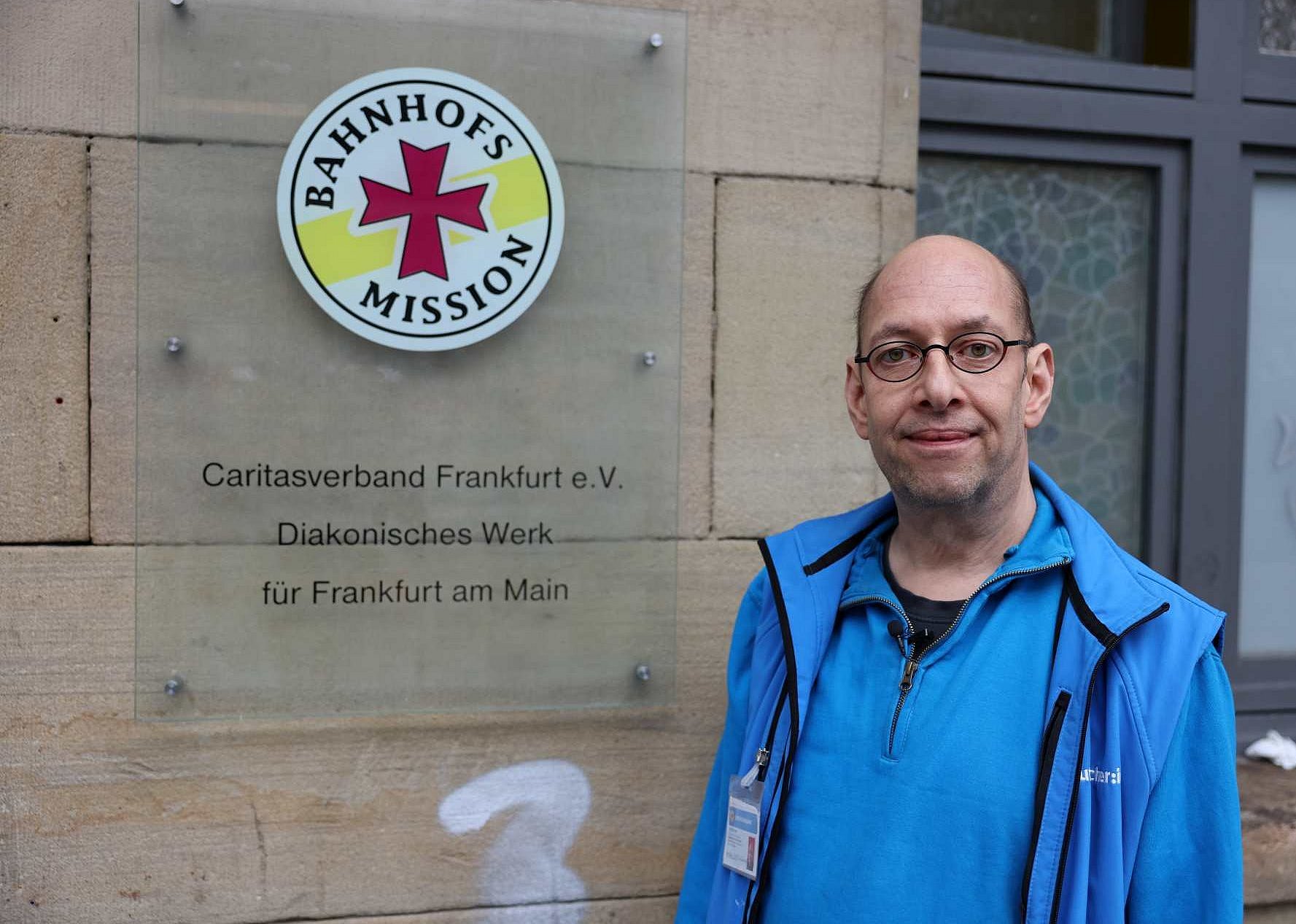Leif Murawski vor der Frankfurter Bahnhofsmission