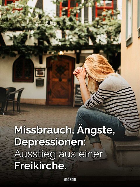 Eine Frau mit blondem Haar und gestreiftem Pulli sitzt auf einer Treppe. Sie hält die Hände verschränkt vor dem gesenkten Kopf. Im Hintergrund eine Fachwerkhauswand und Äste mit grünem Laub. Text: Missbrauch, Ängste und Depressionen: Ausstieg aus einer Freikirche.
