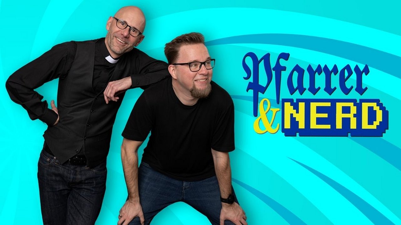 Zu sehen ist ein blauer Hintergrund. Im Vordergrund das Logo des Podcasts von Pfarrer Martin Vorländer und Nerd Seba Jakobi. Die beiden schauen lustig in die Ferne. 