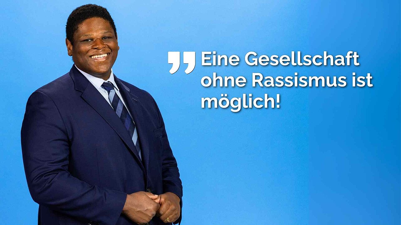 Lorenz Narku Laing lächelt in die Kamera. Dazu das Zitat: „Eine Gesellschaft ohne Rassismus  ist möglich!“
