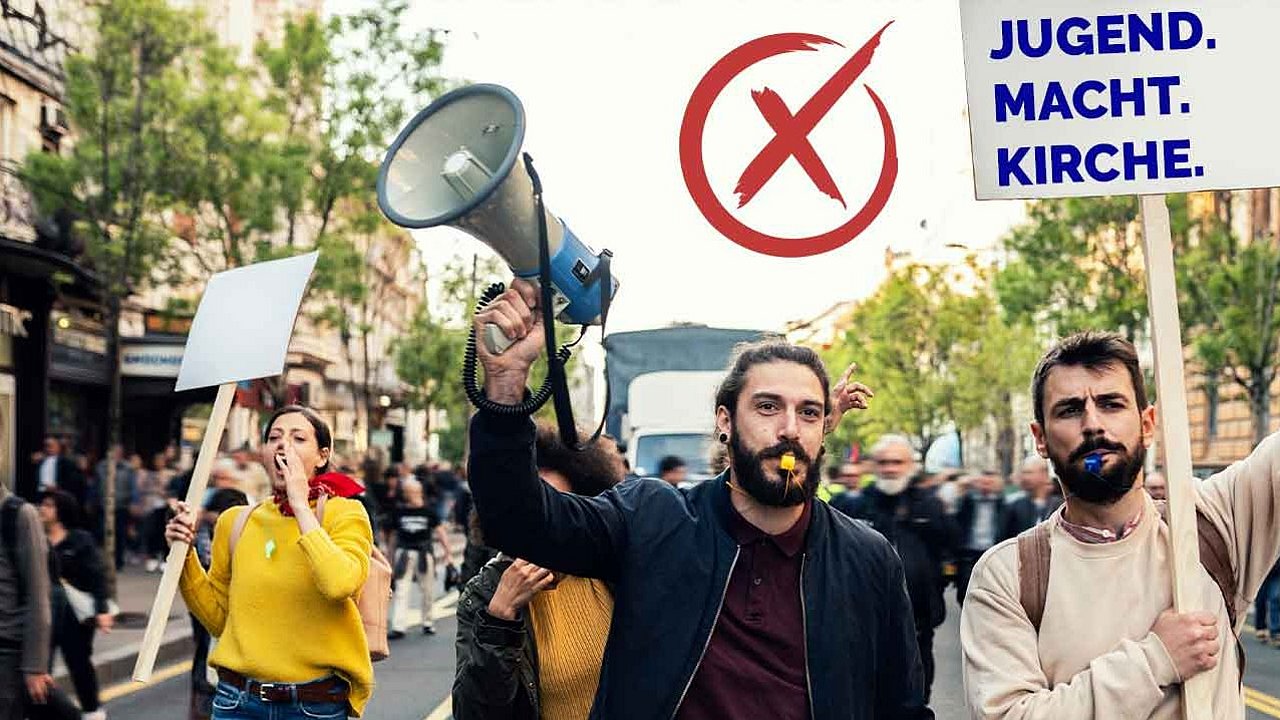 Auf einer Demonstration sind junge Menschen im Alter von etwa Anfang oder Mitte 20 zu sehen. Ein junger Mann hält ein Schild hoch. Auf dem Schild steht: Jugend. Macht. Kirche. 