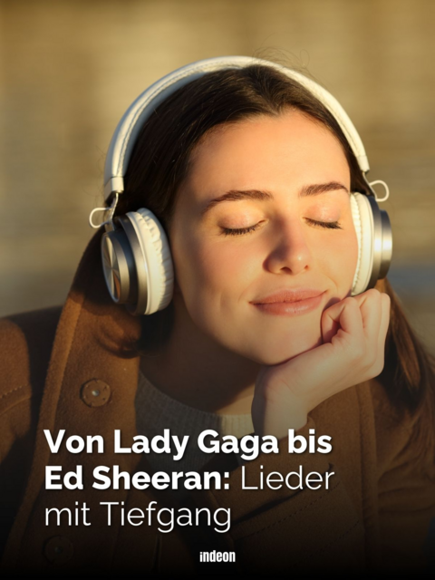 Frau mit Kopfhörern, darunter: Von Lady Gaga bis Ed Sheeran: Lieder mit Tiefgang