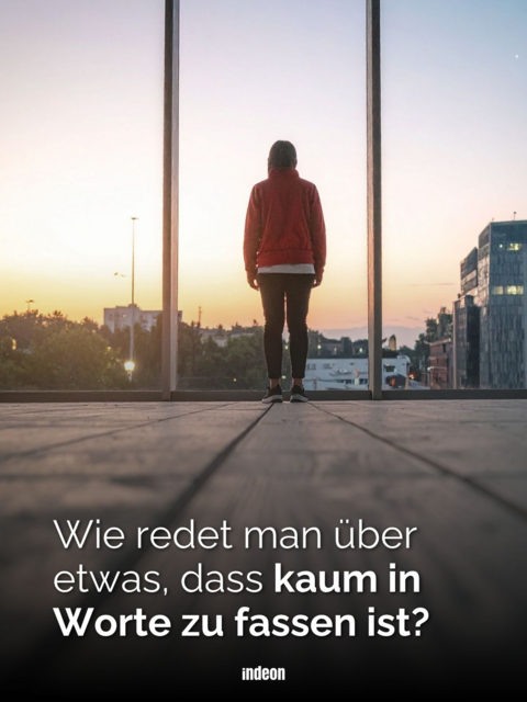 Person auf Hochhaus vor Skyline, schaut in die Ferne