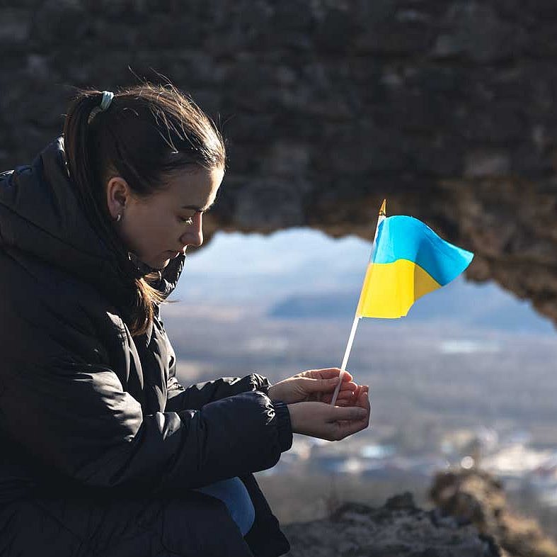 Junge Frau mit der Flagge der Ukraine