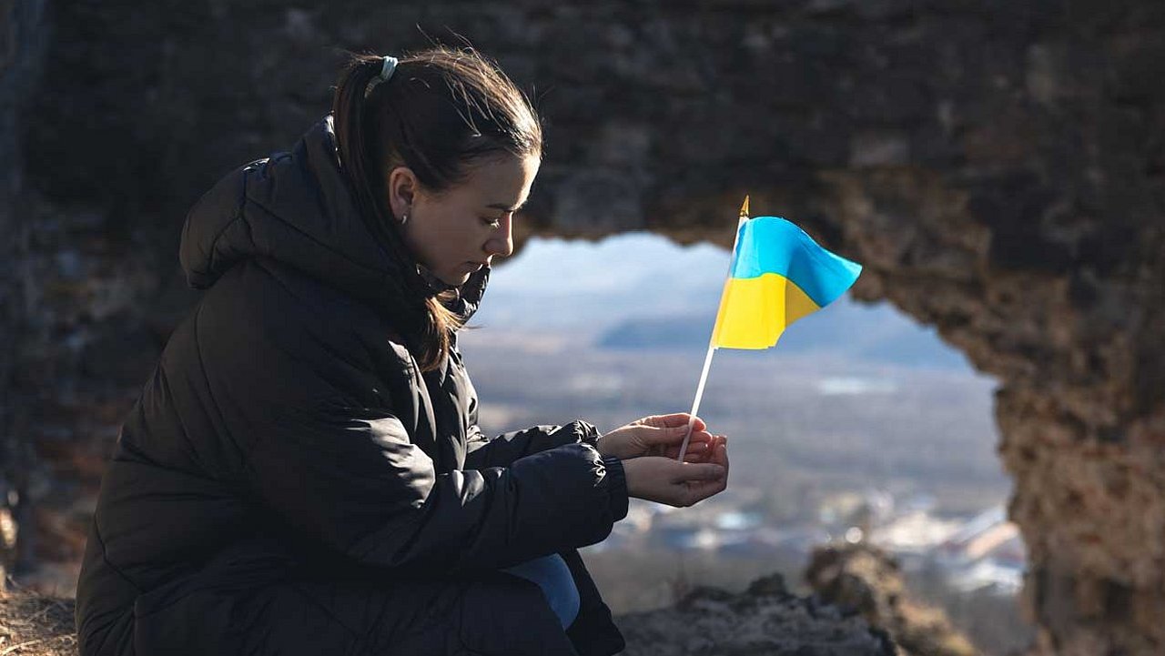 Junge Frau mit der Flagge der Ukraine