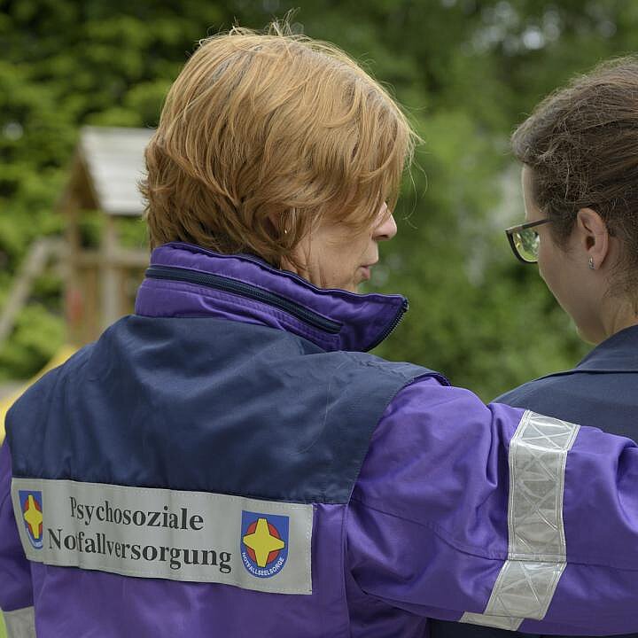 Die Notfallhelferin tröstet und hört zu.