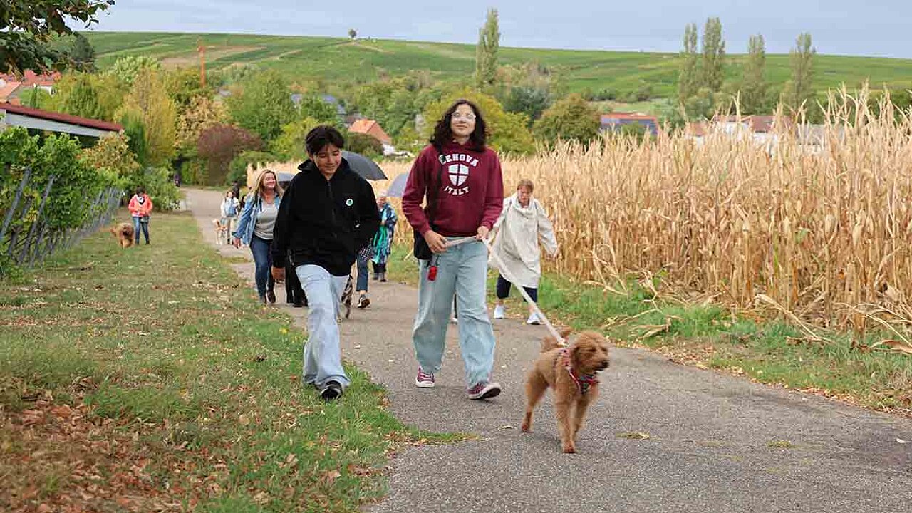 Emilia läuft mit Labradoodle Coco