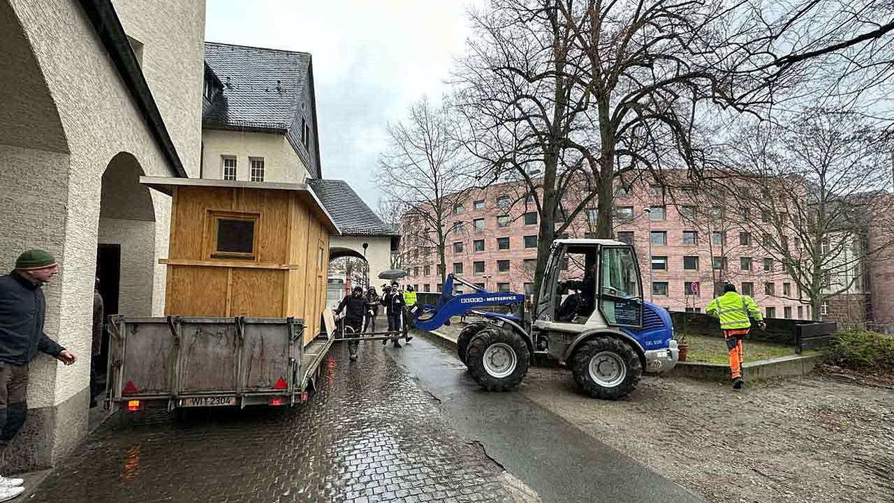 Das Mini-Haus vor der Wiesbadener Lutherkirche wird auf Europaletten geliefert