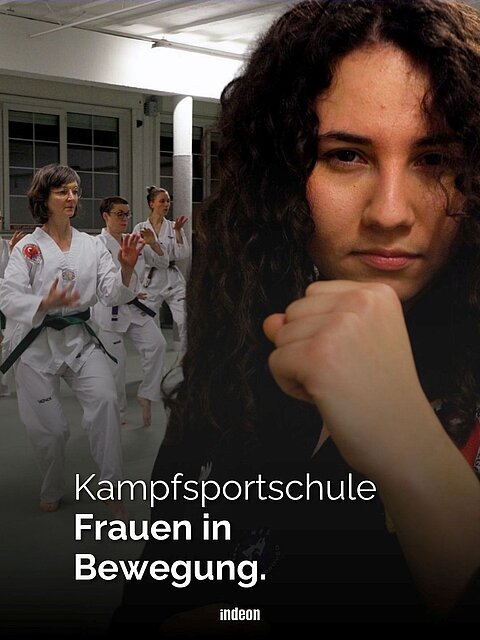 Eine Frau mit dunklen lockigen Haaren schaut entschlossen in die Kamera. Die erhobene Faust im Kampfsportpose. Im Hintergrund weitere Kampfsportschülerinnen. Text: Kampfsportschule Frauen in Bewegung.