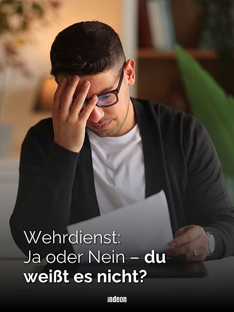 Nachdenkliche Person mit Dokument in der Hand, Text: „Wehrdienst: Ja oder Nein – du weißt es nicht?“