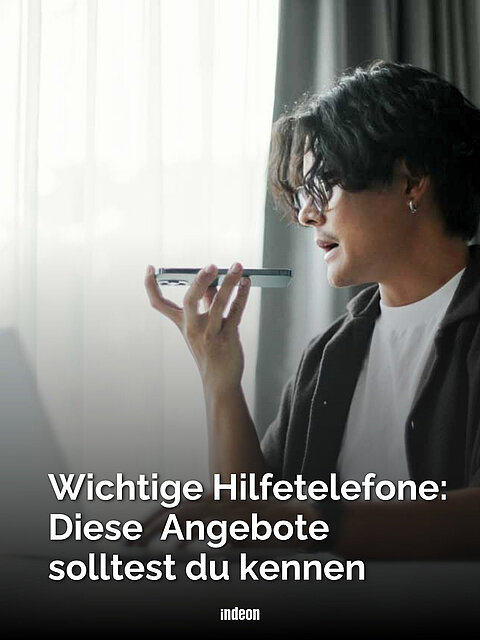 Um sich Hilfe zu besorgen, spricht eine Person in ein Smartphone.