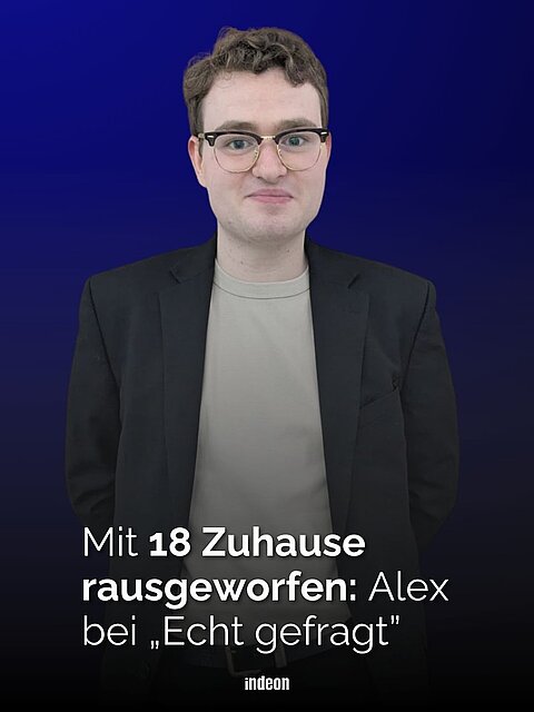 Ein junger Mann mit Brille, lockigem braunen Haaren, schwarzem Sakko und hellem Pulli darunter vor blauem Hintergrund. Text: Mit 18 Zuhause rausgeworfen: Alex bei "Echt gefragt"