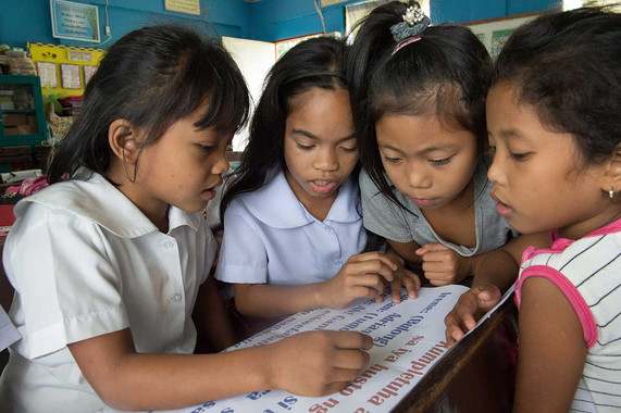 Schule statt Kinderarbeit: Karylle Occeñola (links) mit Mitschülern der dritten Klasse ihrer Grundschule im Ort Canlandog auf den Philippinen.