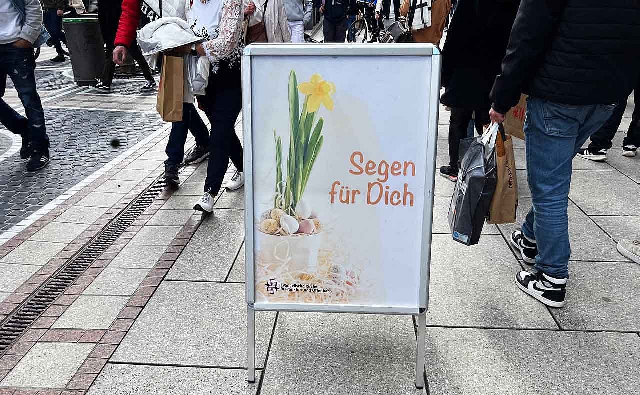 Schild mit „Segen für dich“ auf der Frankfurter Zeil