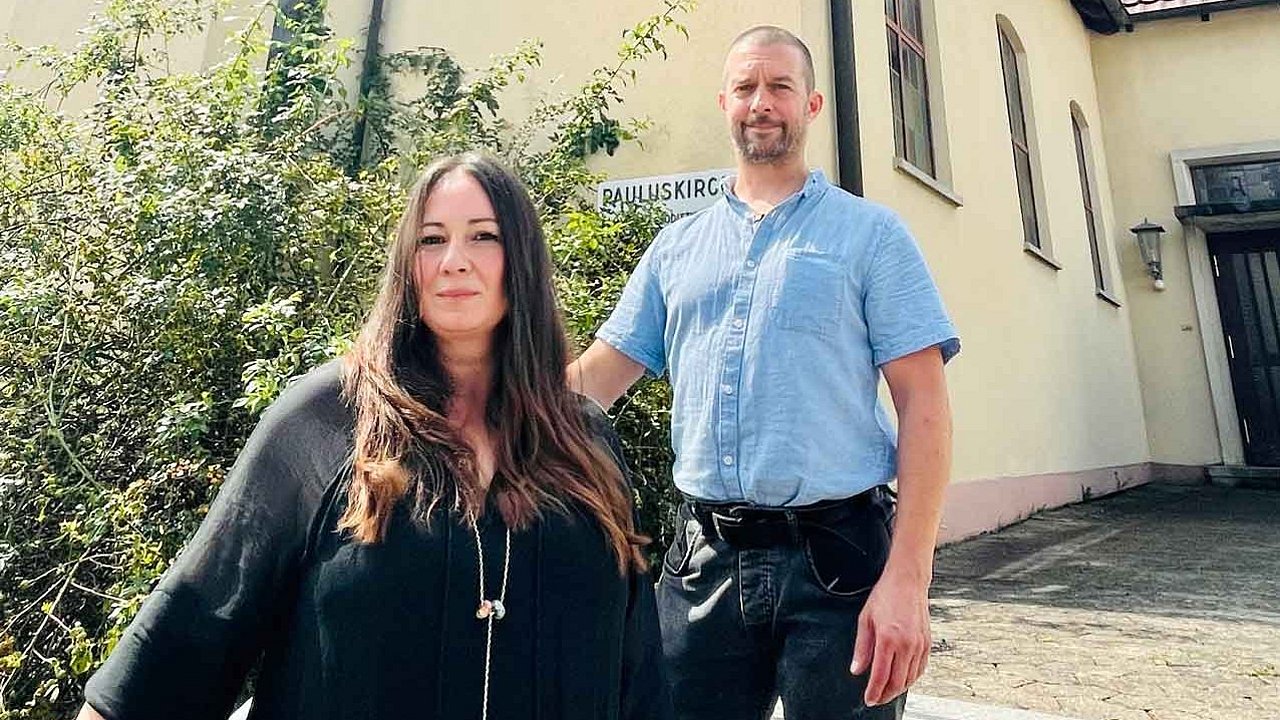 Ellen Weinmann und Florian Düsterwald vor ihrer Tierbestattungskirche 