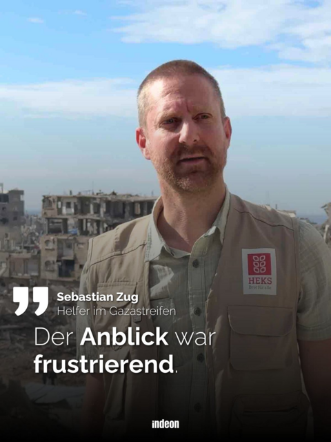 Sebastian steht vor einem Trümmerfeld im Gazastreifen. Er trägt eine beige Weste und schaut an der Kamera vorbei. Ein Zitat von Sebastian steht darunter: Der Anblick war frustrierend. 