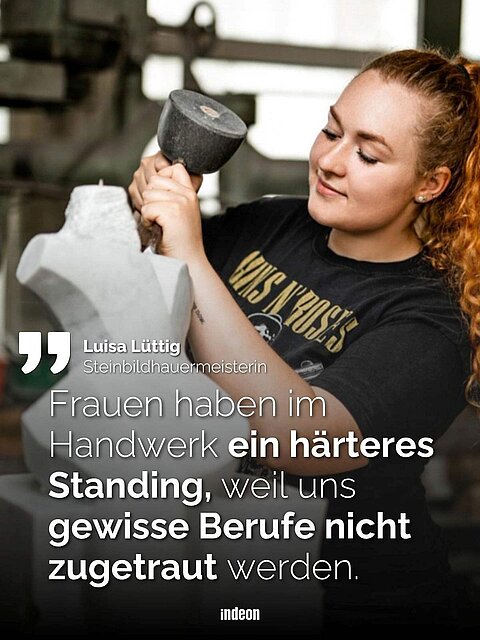 Junge Steinbildhauerin bearbeitet mit Hammer eine Steinfigur, Zitat von Luisa Lüttig: "Frauen haben im Handwerk ein härteres Standing, weil uns gewisse Berufe nicht zugetraut werden."