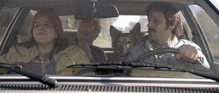 2 Männer, 1 Frau und 1 Hund im Auto