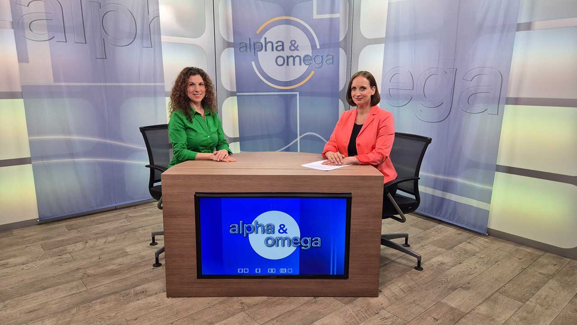 Studio vom Talk „Alpha & Omega“. Heidrun und Mihaela sitzen einander gegenüber.