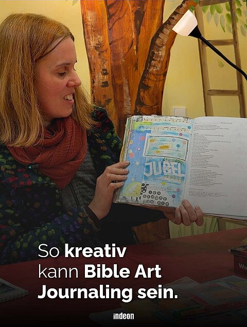 Mitglieder der Gemeinde in Niedernhausen zeigen wie kreativ Bible Art Journaling sein kann.