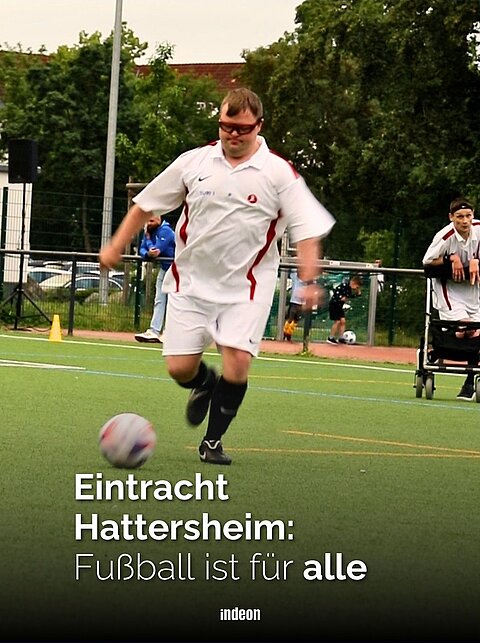 Das Bild zeigt einen Fußballspieler von Eintracht Hattersheim auf einem Kunstrasenplatz. Die eingeblendete Überschrift lautet: „Eintracht Hattersheim: Fußball ist für alle“.
