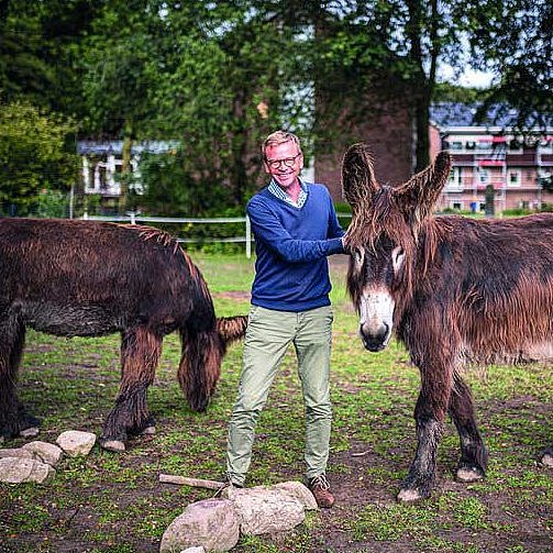 Theologe Hagencord mit den Eseln Freddy und Fridolin