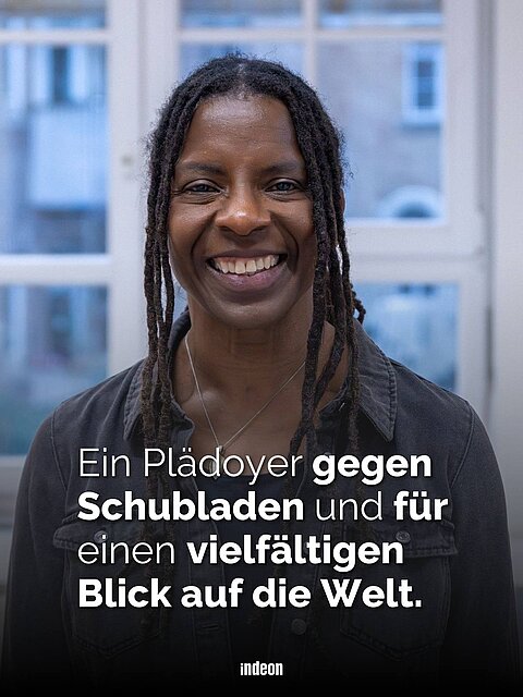 Porträt einer weiblichen Person mit langen Dreadlocks.