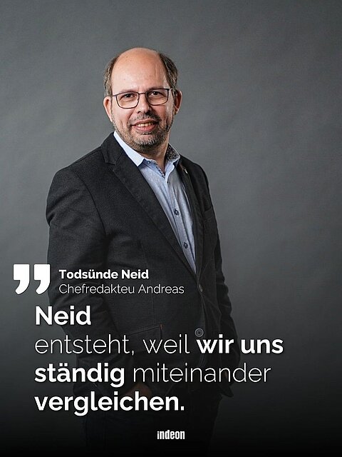 Ein Mann mit dunklem Sakko und hellem Hemd vor grauem Hintergrund. Text: Todsünde Neid. Zitat von Chefredakteur Andreas: „Neid entsteht, weil wir uns ständig miteinander vergleichen."