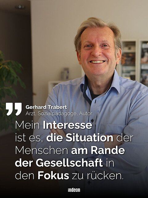 Gerhard Trabert ist ein Mann mittleren Alters in blauem Hemd. Er steht vor unscharfem Hintergrund mit Pflanzen und Regalen, darunter Zitat zu sozialem Engagement