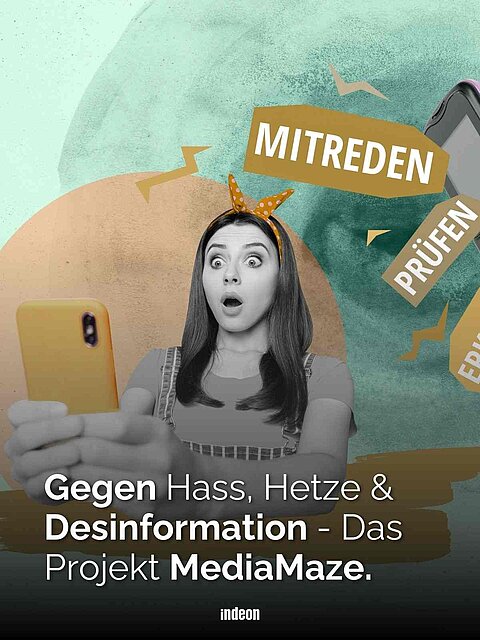 Das Bild ist in Pastellgrün und orange gehalten. Es zeigt eine Frau, welche mit offenem Mund auf ihr Smartphone schaut. Im Hintergrund sind Worte in Großbuchstaben zu lesen. Hier steht Mitreden, Prüfen. 