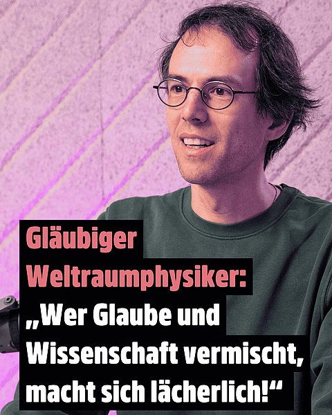 André Galli: Ein weißer Mann mit braunen Haaren, brauner Brille und grünem Pulli. Text: Gläubiger Weltraumphysiker: "Wer Glaube und Wissenschaft vermischt, macht sich lächerlich!"
