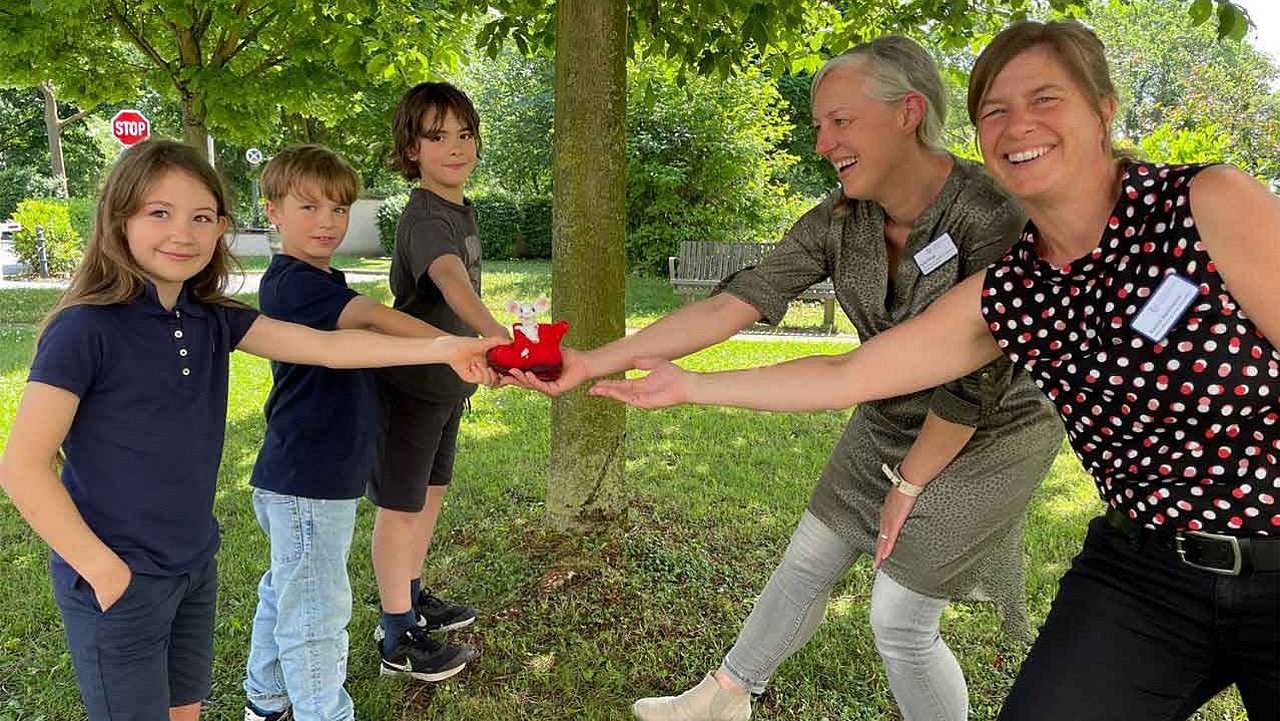 Mia (von links), Lucas und Janik haben mit dem Verkauf von Papierfliegern Spenden gesammelt und übergeben das Geld an Sylvi Öfner und Katrin Neuheuser vom Palliativverein.