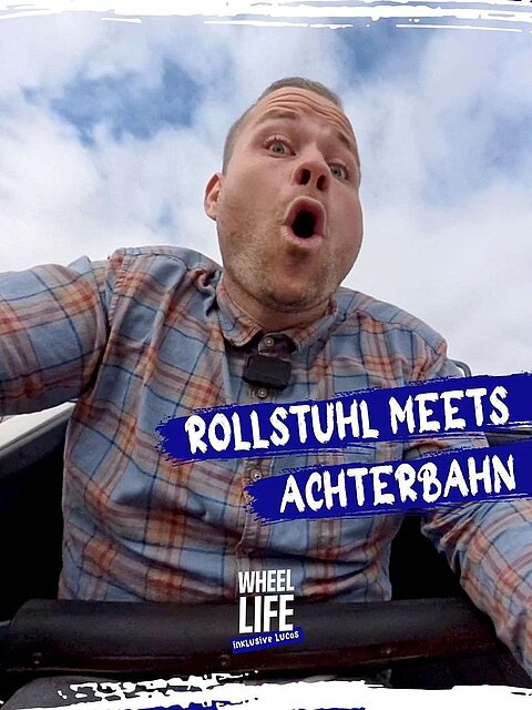 Ein Mann in einem speziellen Achterbahn-Wagen für Rollstuhlfahrende schreit vor Aufregung. Text: Rollstuhl meets Achterbahn