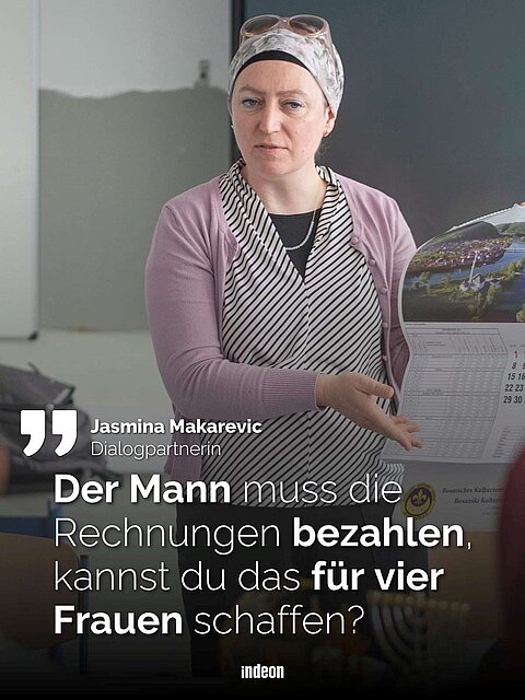 Eine Frau mit Kopfbedeckung hält Unterrichtsmaterial vor einer Schulklasse hoch. Text: "Jasmina Makarevic, Dialogpartnerin: Der Mann muss die Rechnungen bezahlen, kannst du das für vier Frauen schaffen?