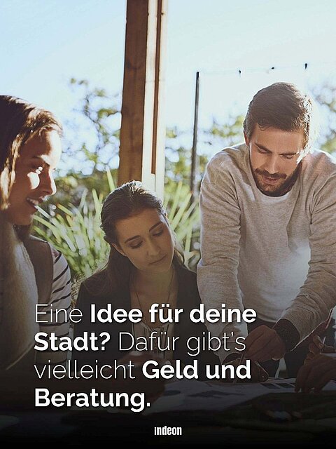 Gruppe junger Menschen diskutiert an einem Tisch, dazu der Text: Eine Idee für deine Stadt? Dafür gibt’s vielleicht Geld und Beratung.