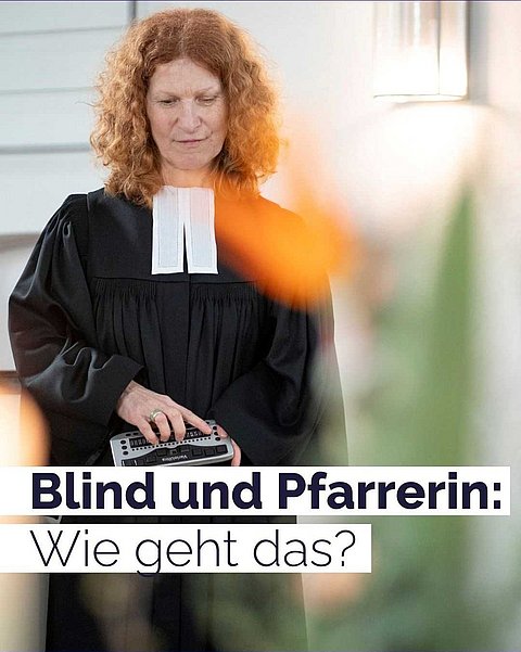 Zu sehen ist Vikarin Brigitte Buchsein in ihrem Talar. Darauf der Text: Blind und Pfarrerin: Wie geht das? 