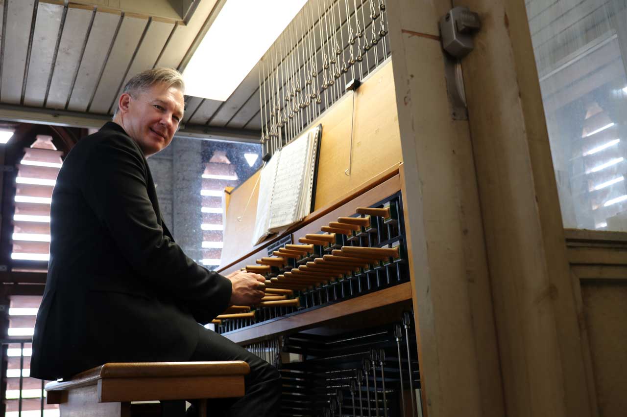 Thomas Jörn Frank spielt das Wiesbadener Carillon.