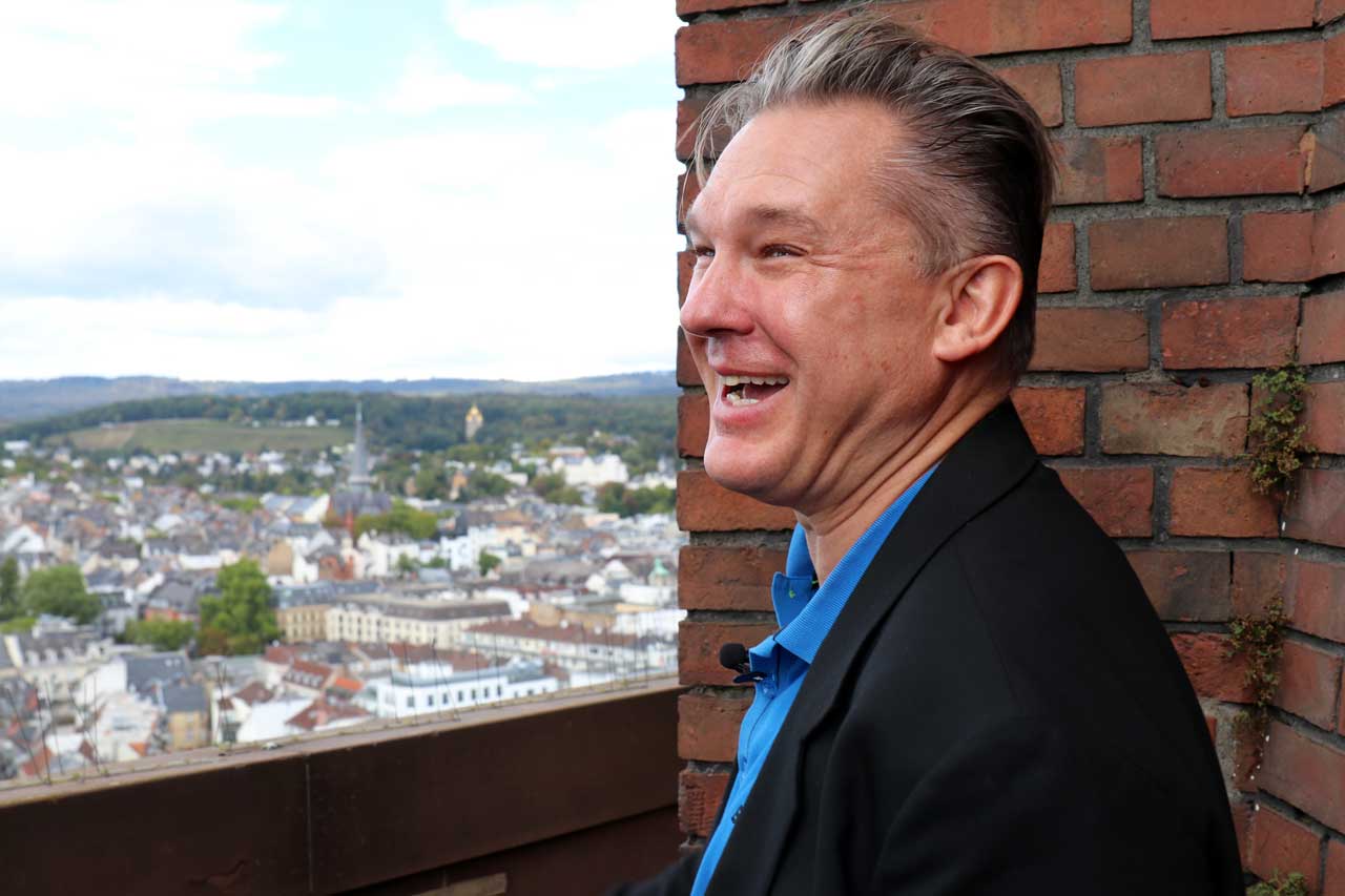 Blick über Wiesbaden - im Vordergrund der lachende Carillon-Spieler Thomas Jörg Frank